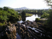 con il fiume che scende dolcemente fino alla piccola baia