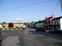 e con i variopinti edifici del villaggio