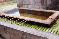 Lâ€™elegante temizuya, la vasca per il rituale di purificazione che si compie prima di entrare