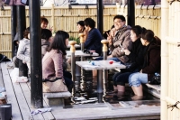 In attesa del treno alla stazione, con i piedi al caldo nelle acque termali