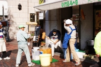 Lâ€™impegnativa preparazione del mochi, il tradizionale dolce di riso