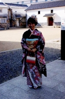 con il suo elegante kimono tradizionale