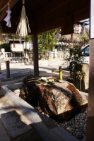 Piccolo temizuya fuori da un altrettanto piccolo tempio