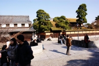 Turisti in giro per Kurashiki, una macchinetta fotografica a portata di mano non manca mai