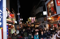 Fiumi di gente nella notte di Tokyo 