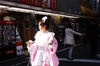 Due ragazzine infiocchettate come caramelle