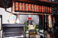 Lâ€™interno di un piccolo e colorato tempio