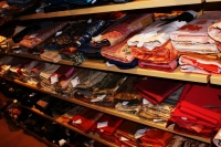 Stoffe per i kimono accuratamente ordinate sugli scaffali