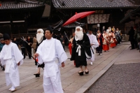 Una sfilata in abiti tradizionali