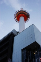 Ancora la torre di Kyoto, vista da sotto