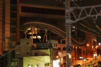 e, vicino alla stazione di Osaka, le altrettanto avveniristiche montagne russe tra i palazzi