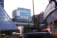 Nelle cittÃ  si mescolano sempre piÃ¹ i contrasti tra i radicati retaggi tradizionali e le caotiche forme della modernitÃ 