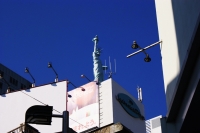 al trionfo del kitsch, come questa statua della libertÃ  sopra un Love Hotel