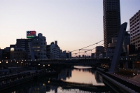 fino agli affacci sui canali con lo sfondo di grattacieli