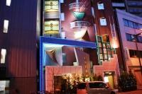 o alle facciate degli edifici che si accendono tra i colori delle luci notturne