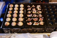 Una delle specialitÃ  della zona: i \"takoyaki\", squisite palline di polpo in pastella