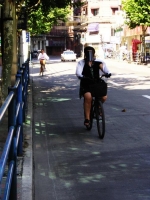 fino a girare in bici con la visiera per il sole