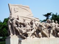 La celebrazione del regime comunista di fronte al mausoleo di Mao