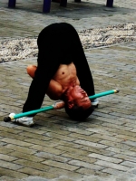 In tutti i parchi Ã¨ ammirevole lo zelo con cui i cinesi si dedicano allâ€™esercizio fisico, ...anche se non tutti riescono a fare questo