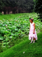 e lo stesso giardino con la graziosa bimba della copertina