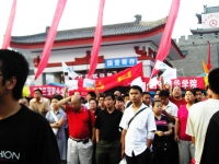 Il delirio di gente in attesa fuori dalle stazioni del treno