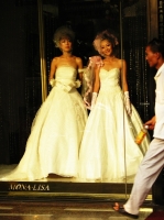 Quando si Ã¨ cosÃ¬ tanti che i mestieri bisogna inventarseli... ecco, dietro una vetrina,due bei manichini per abiti da sposa