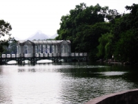 Nel parco sul lago Shan Hu a Guilin, tra giardini e specchi dâ€™acqua