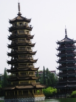 Le pagode del sole e della luna sul lago