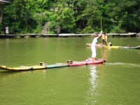 e tra i traghettatori che si aggirano lungo le sponde