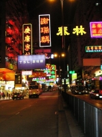 e di insegne colorate