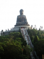 La gigantesca statua del Tian Tan Buddha a Hong Kong