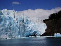 Lâ€™ammasso di ghiaccio che forza sulla parete di roccia