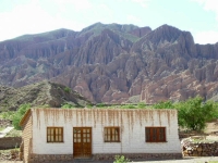 Lo sfondo costante delle montagne rocciose