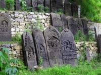 Tavole allâ€™esterno di un piccolo tempio hindu di campagna