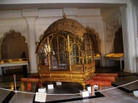 Una delle piÃ¹ sontuose portantine del maharaja nel museo Mehrangarh, allâ€™interno del forte