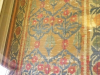 Le decorazioni non sono dipinte: Ã¨ uno stuoino ricoperto da fili di seta colorata arrotolati minuziosamente uno per uno attorno a ogni singola cannuccia