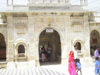 Lâ€™ingresso del tempio di Karni Mata a Deshnok, un tempio molto, molto particolare