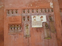 Forte Junagarh: le impronte delle mani lasciate, prima di compiere il gesto estremo consumando il rito del sati, dalle mogli dei guerrieri morti in battaglia